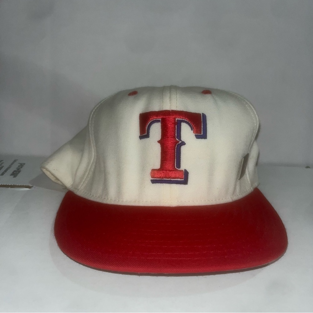 Vintage 1990’s Texas Rangers White / Off White + Red Signatures Snapback Hat Cap
